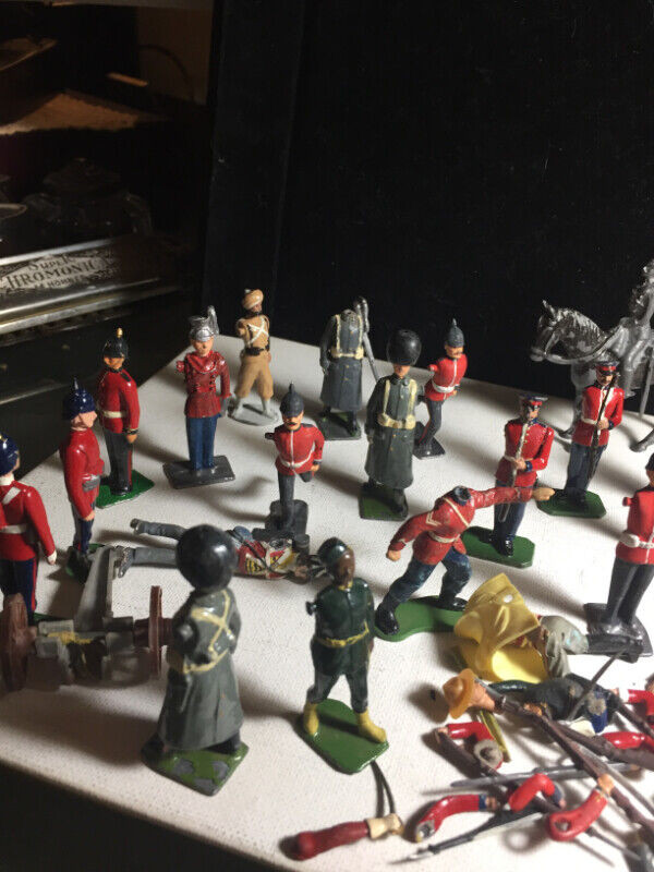 VINTAGE LEADED TIN TOY SOLDIERS. FLIGHT in Arts & Collectibles in Vancouver - Image 3