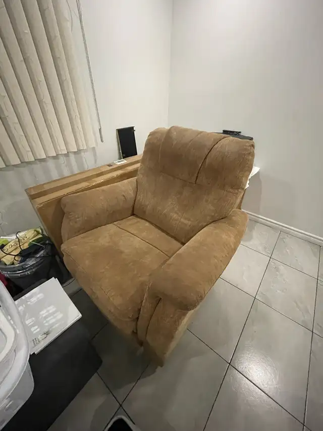 Fauteuil et table avec quatre chaises à vendre in Dining Tables & Sets in Longueuil / South Shore - Image 9