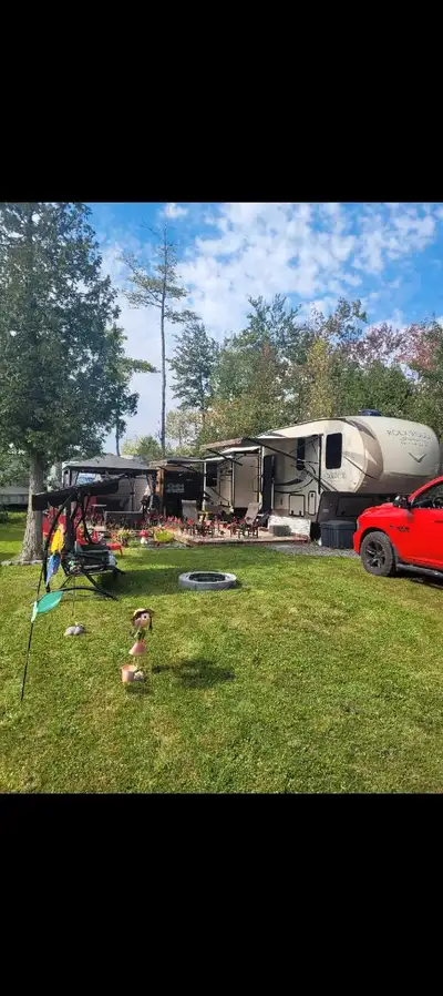 Superbe Fifthwheel Rockwood 2018 – 34 pieds Située au Camping Un Air d’Été, terrain H, à Pont-Rouge...