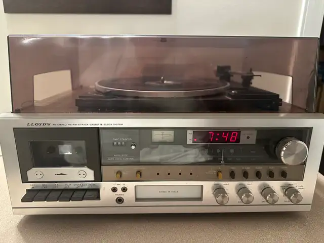 Lloyd's R842 Stereo System in Stereo Systems & Home Theatre in Calgary - Image 2