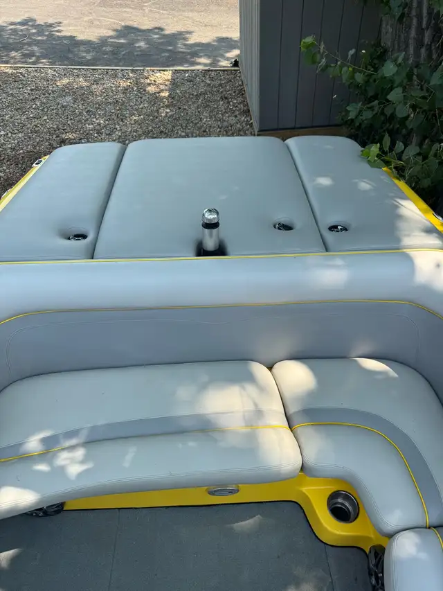 2008 Supreme V220 Surf Boat  in Powerboats & Motorboats in Regina - Image 11