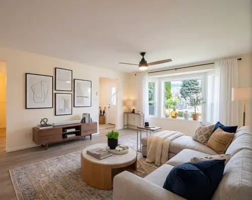 This lovely well-maintained townhouse rental features a bright and spacious living area, large bay w...