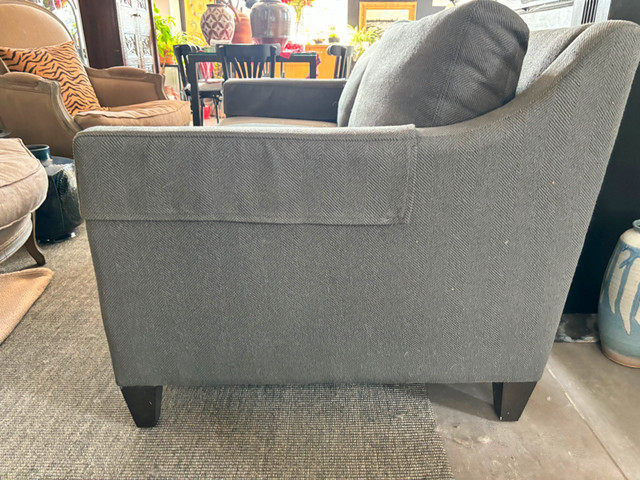 Ethan Allen love seat FREE if you come pick it up. in Couches & Futons in City of Toronto - Image 2