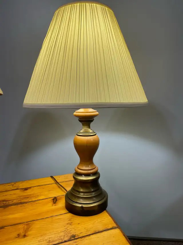 Retro accent table and lamps in Multi-item in Ottawa - Image 5