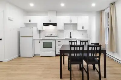 Renovated 5½ | All Appliances Included | In-Unit Laundry | Near Metro | Pet Friendly Bright and full...