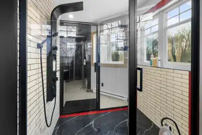 Maison unique en son genre située face au parc Marc-Aurèle-Fortin à Saint-Charles Borromée. Rénovée...