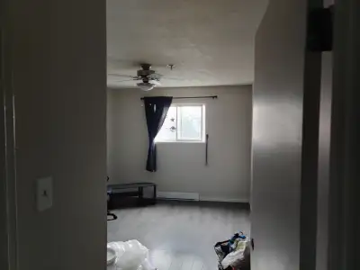 Attention Crack Hoes & Arms Dealers lol - Room for Rent !