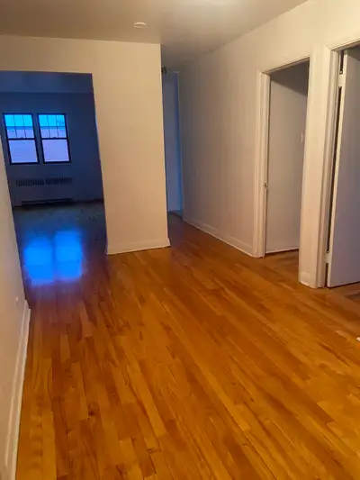 Beau grand 4 1/2 comprenant 2 chambres fermées avec garde-robes, salon et cuisine indépendants, gran...