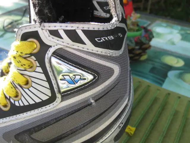 Youth CCM CRB-5 Ice Hockey Skates Size 11 GC in Hockey in Winnipeg - Image 4