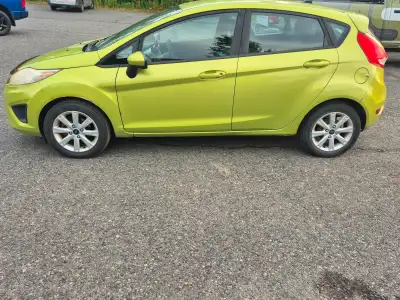 Ford Fiesta 2011 pour pièces ou à réparer (205000 Km). Pas de rouille. Modèle hatchback. Viens avec...