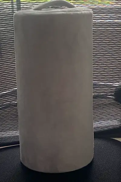 Repose pieds à l'état neuf, recouvert d'une enveloppe de tissu très doux et lavable. Permet une posi...