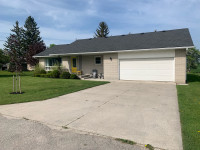 Renovated house close to grand bend!! 
