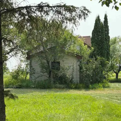 Acreage living with City perks! Approximately 2 acres of country living in the Collacott subdivision...
