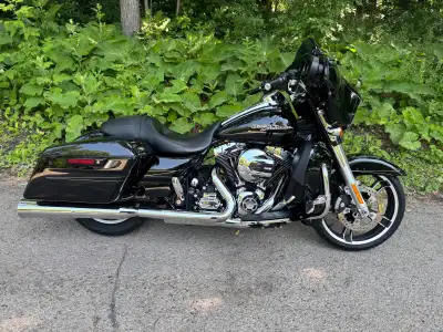 2016 Street Glise Special. 103 Stage One with high flow intake and Vance & Hines pipes. Heated gripe...