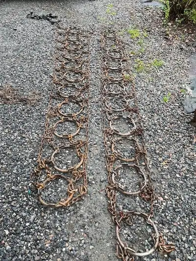 paire de chaînes de traction robustes pour pneus de tracteur, skidder ou autre équipement lourd.