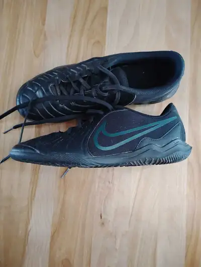 Voici une paire de souliers de futsal Nike, taille homme 7.5, parfaits pour le soccer en salle. Ces...
