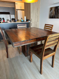 Table carré en bois avec 4 chaises