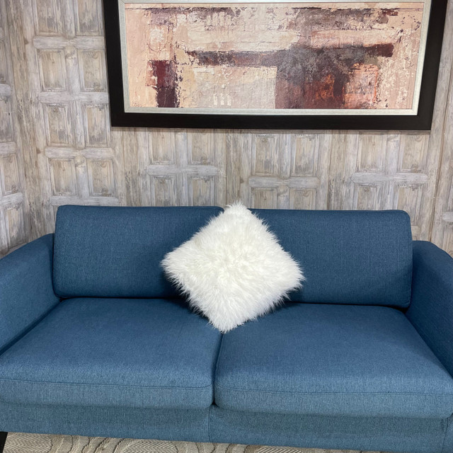 Canapé trois places en tissu couleur bleu antique ✅ dans Sofas et futons  à Ville de Montréal - Image 2