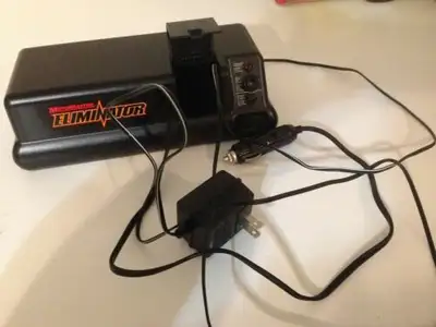 chargeur de batterie Motomaster Eliminator avec adapteur 12v (allume-cigarette).