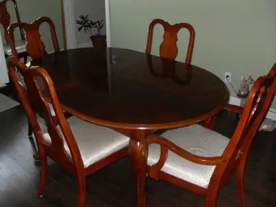 Ensemble table et 6 chaises fini acajou, View more