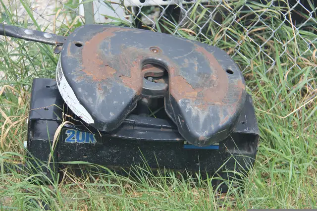 Reese 5th wheel Hitch for sale in RV & Camper Parts & Accessories in Calgary - Image 3