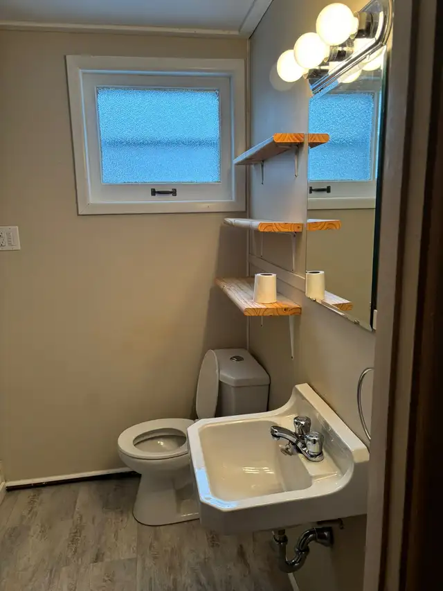 One-bedroom apartment available
