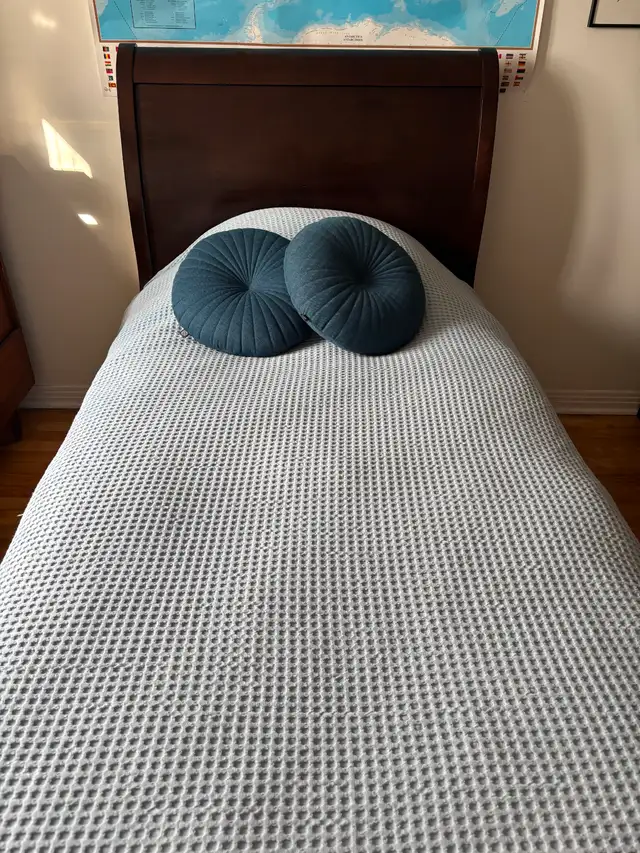 Lit simple avec lit gigogne intégré / Twin Trundle Sleigh Bed in Beds & Mattresses in City of Montréal - Image 2