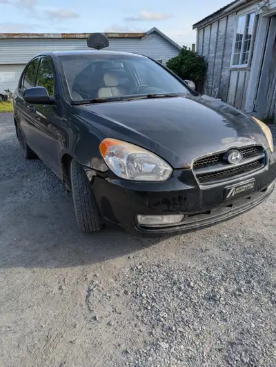 Un hyandai accent 2011 Automatique 174 490 kilo Transmission glisse au débart mais fonctionnel (Négo...