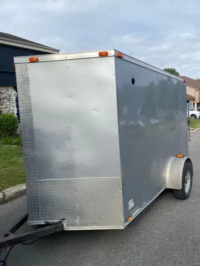 Very good condition brand new tires put on last week 6x10+2feet with v-nose