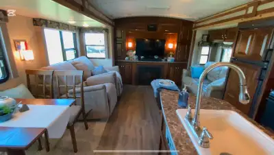 À VENDRE/For sale Laredo 2015 - Modèle 314RE, 36 pieds 3 pull out (deux face à face et un dans la ch...