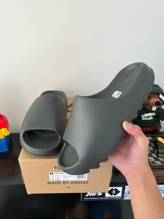 Yeezy Slide Dark Onyx Size 12 in Men's Shoes in City of Toronto - Image 3