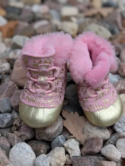 LIKE NEW Sorel shearling baby slippers (size 3), View more