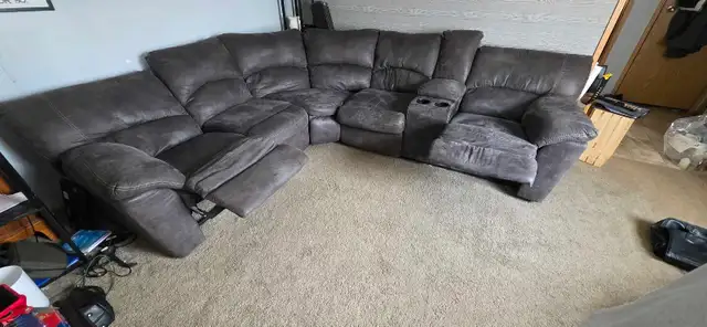 Reclining sectional in Couches & Futons in Portage la Prairie - Image 2