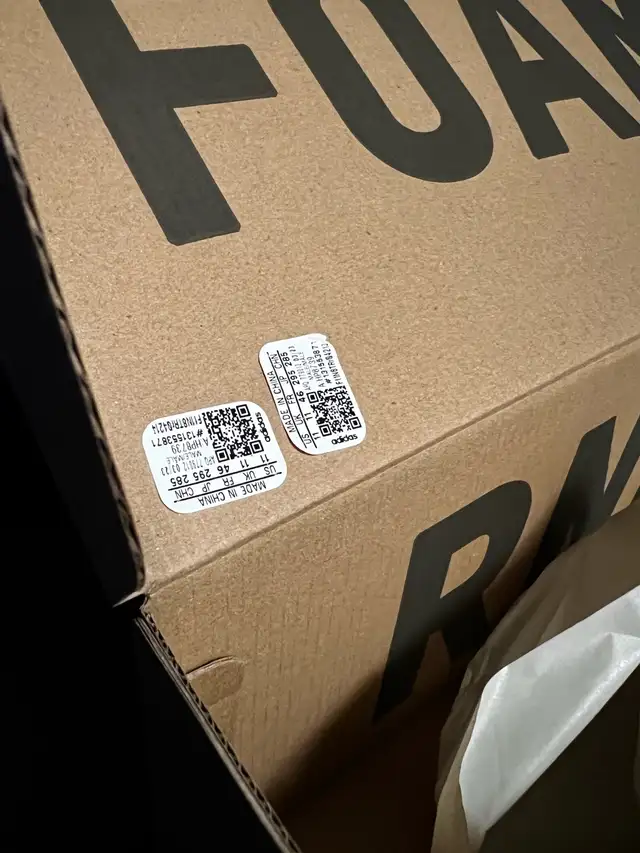 yeezy foam runner size us 11 onyx in Men's Shoes in City of Montréal - Image 4