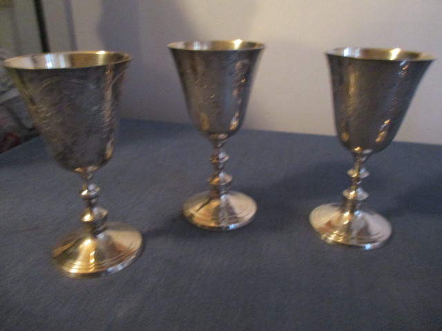 4 VINTAGE PLATED WINE GLASSES-GRAPE VINES ENGRAVED-200/S-INDIA dans Art et objets de collection  à Laval/Rive Nord - Image 2