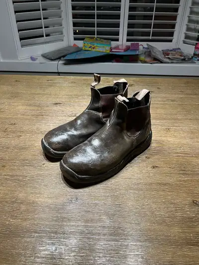 Blundstone work boots size 10.5 Top of toes are scuffed but applied mink oil every month since I pur...