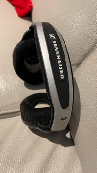 Sennheiser HD-570 Hi-Fi wired headphone, with case