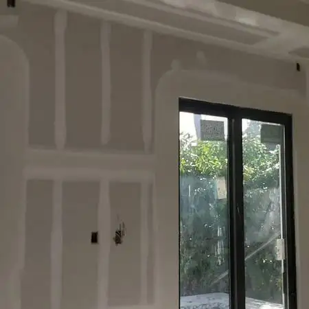 Drywall wall finisher   Ceiling wall systems.  26 years602314855930275849