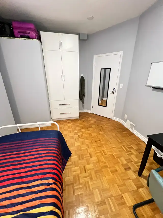 Downtown Toronto Room for rent -  Bathurst & College in Room Rentals & Roommates in City of Toronto - Image 4