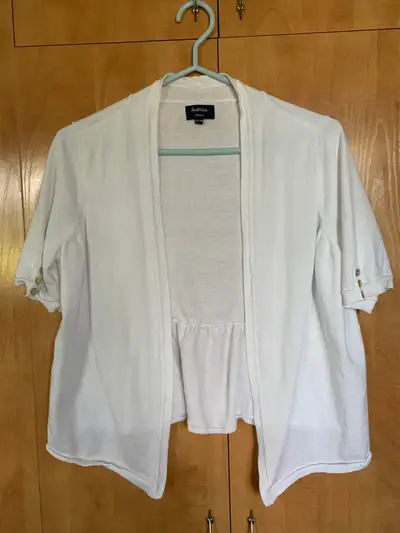 Jupes, pantalon, jeans, veste, chandail...5$ chacun - DISPO À LO, View more