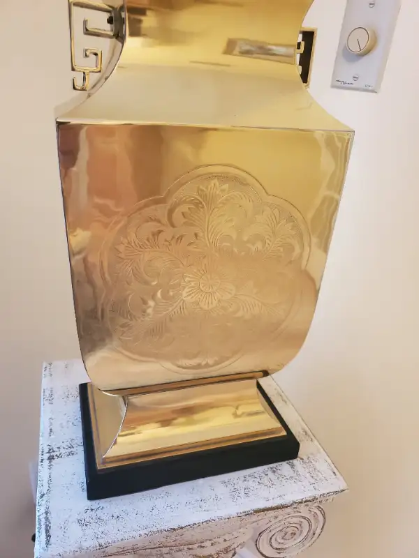 VINTAGE URN BRASS LAMP in Arts & Collectibles in City of Toronto - Image 3