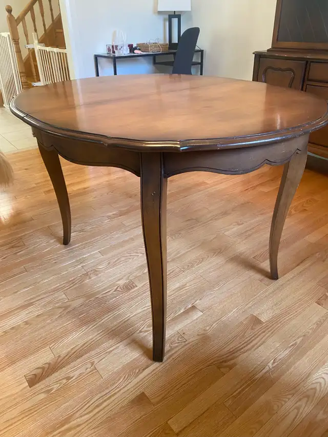 Vintage Queen Anna table + 2 chairs in Dining Tables & Sets in City of Toronto - Image 3