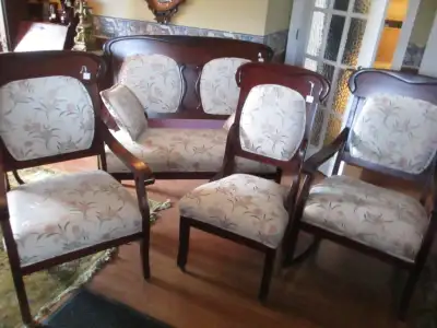 Set de salon 4 morceaux recouvert a neuf , en acajou Une causeuse, une chaise droite, une bercante e...