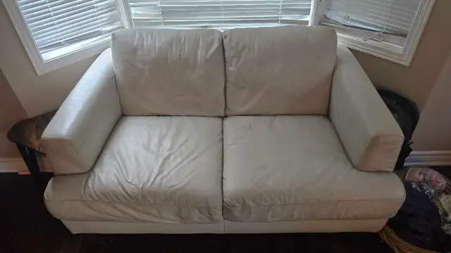 Natuzzi Editions Leather Loveseat in Couches & Futons in Mississauga / Peel Region - Image 2