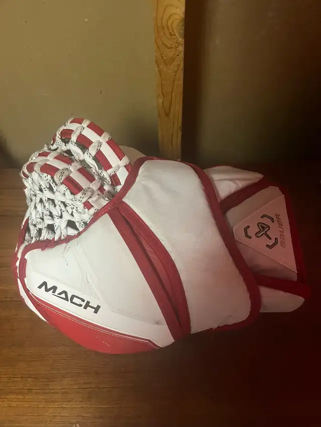 Bauer Mach Goalie Equipment in Hockey in Peterborough - Image 7