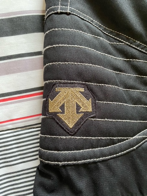 90'S VINTAGE MEN'S BLACK DESCENTE SKI JACKET in Men's in Downtown-West End - Image 6