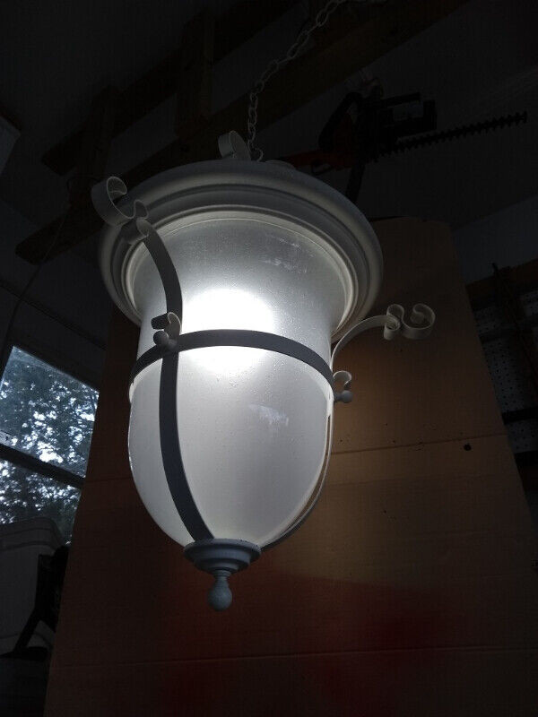 Très Beau Lustre Blanc-Crême en Métal Imposant ...Luminaire in Indoor Lighting & Fans in Laval / North Shore - Image 4