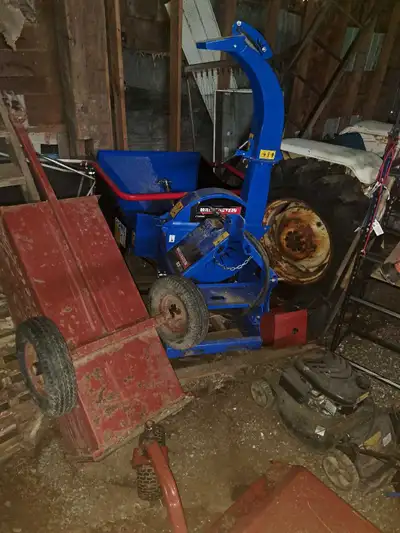 Wallenstein 3 point hitch woodchipper with hydraulic angle chute, unit is brand and never used
