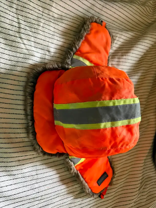Found orange winter hat490891153779599360