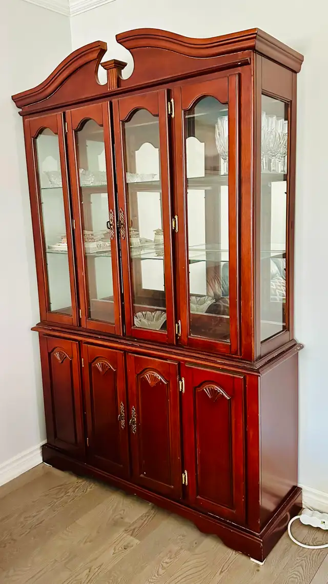 Solid Wood China Cabinet / Display Hutch in Hutches & Display Cabinets in City of Toronto - Image 3